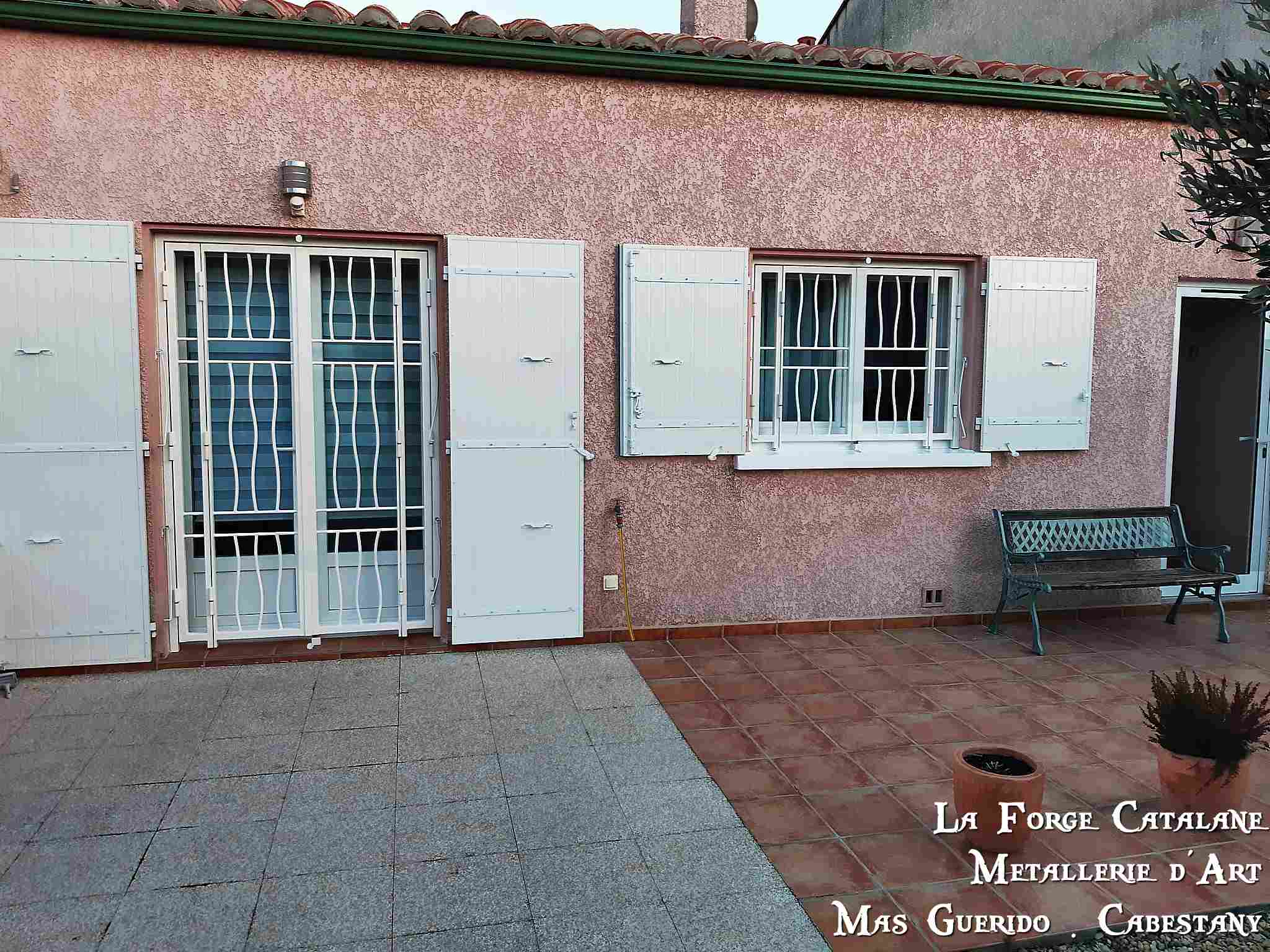 grilles de protection articulee barreaudage tordu forge catalane.jpg